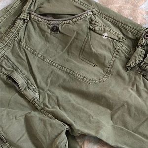L.R. Scoop Capri shorts army green